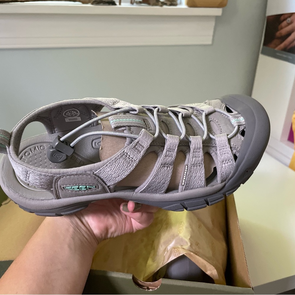 NWT 8.5 Keen Newport H2 Closed toe water sandal